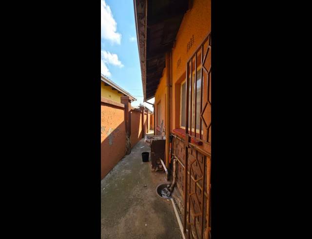3 BEDROOM HOUSE FOR SALE IN DIEPKLOOF EXT